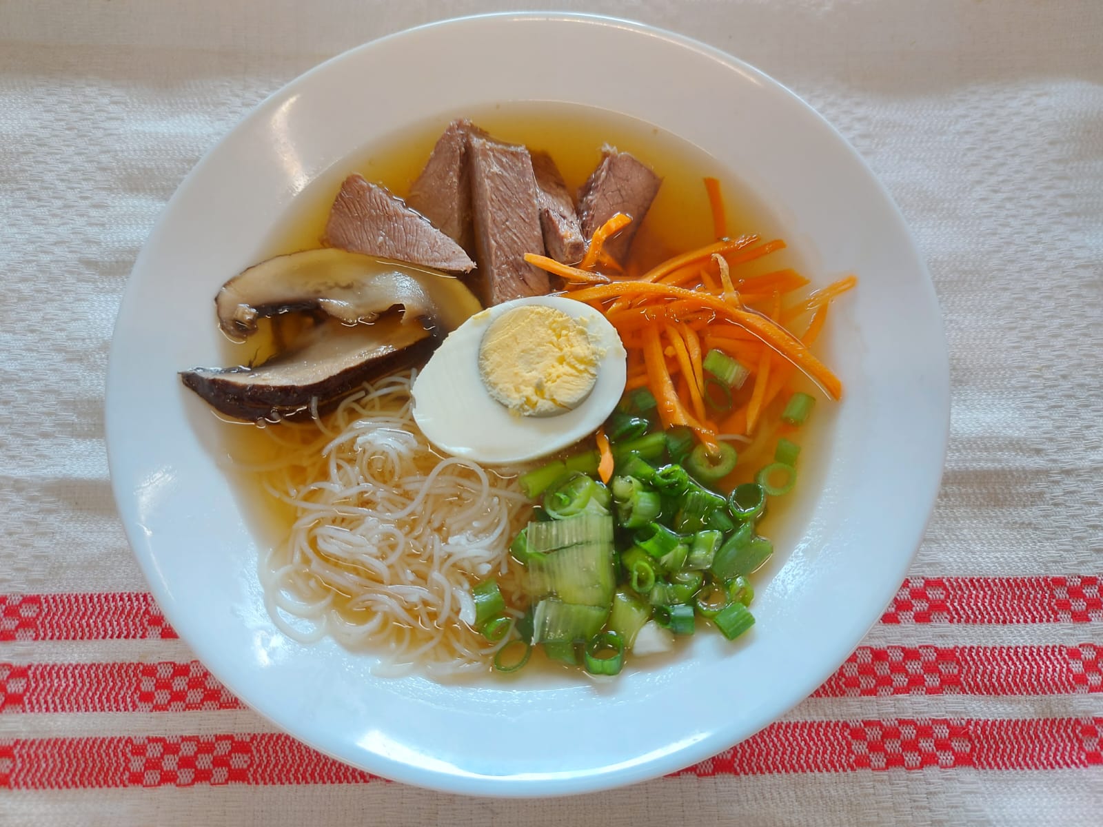 C1 - SUPĂ RAMEN CU CARNE DE PUI (carne de pui, ciuperci,morcovi,oua marinate, taietei ramen, sos soia, miso, ceapa verde, usturoi, ghimbir, lamaie, seminte) 400 ml.