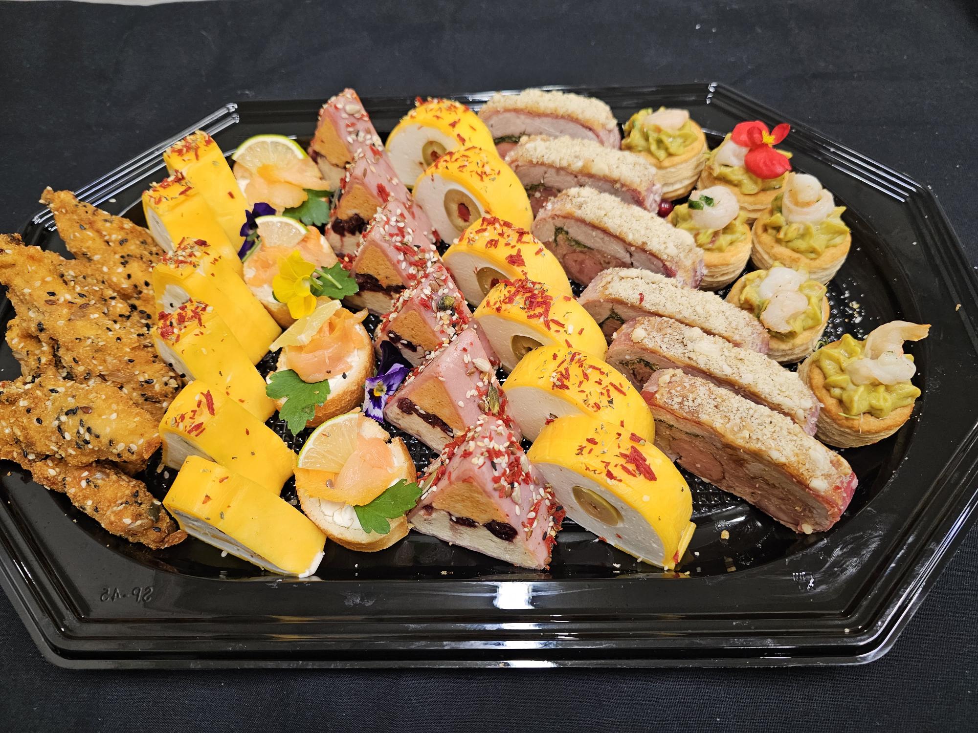 M50 - PLATOU PREMIUM - 1,6 KG. (Platou PREMIUM – 1600 g: rulada cu somon fumee, gujoane din piept de pui, terina nobila de branzeturi, rulada din muschiulet de porc, vol-au-vent cu crevete si guacamole, terina cu masline, Terina de pui si merisoare)