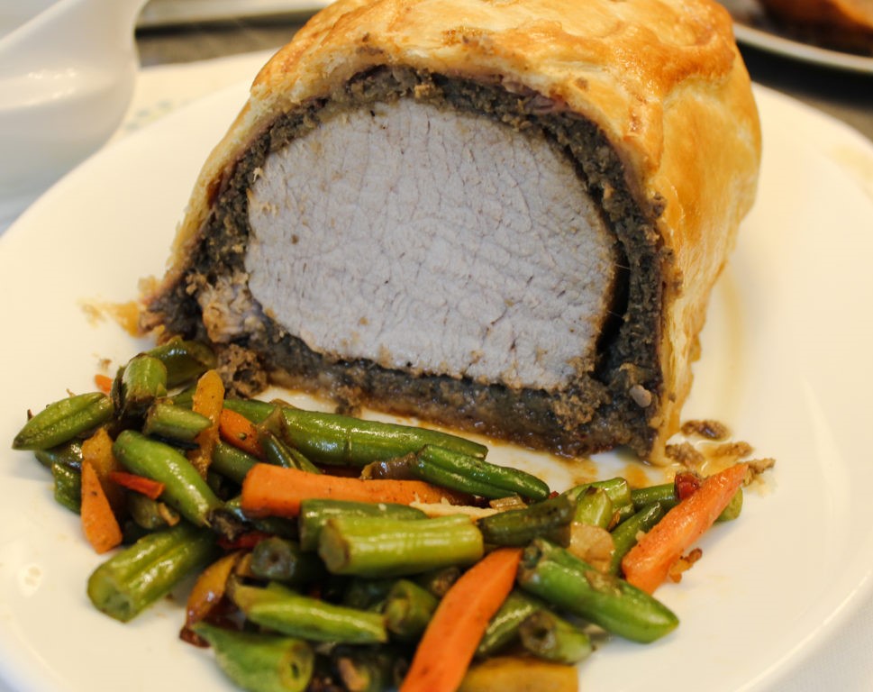 F3 - MUȘCHIULEȚ WELLINGTON CU MIX DE LEGUME (mușchi de porc, unt, ulei de masline, ciuperci sălbatice, mix de legume, pătrunjel, aluat foietaj, smântână, muștar de Dijon) 350 gr.