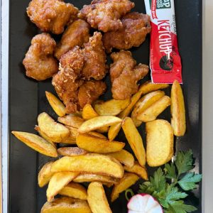 F2 - PULPE CRISPY DE PUI "KARAAGE" CU CARTOFI DULCI PRĂJIȚI ȘI KETCHUP (pulpe pui dezosate, condimente, cartofi dulci, sos ketchup) - 350 gr.