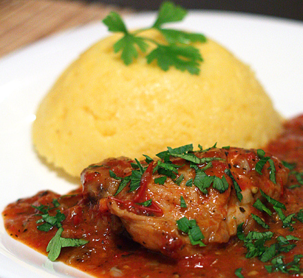 F2 - PULPE DE PUI CU CEAPĂ ȘI MĂMĂLIGĂ CREMOASĂ (pulpe de pui, ceapă, chimen, făină de mălai, cașcaval, unt) 350 gr.