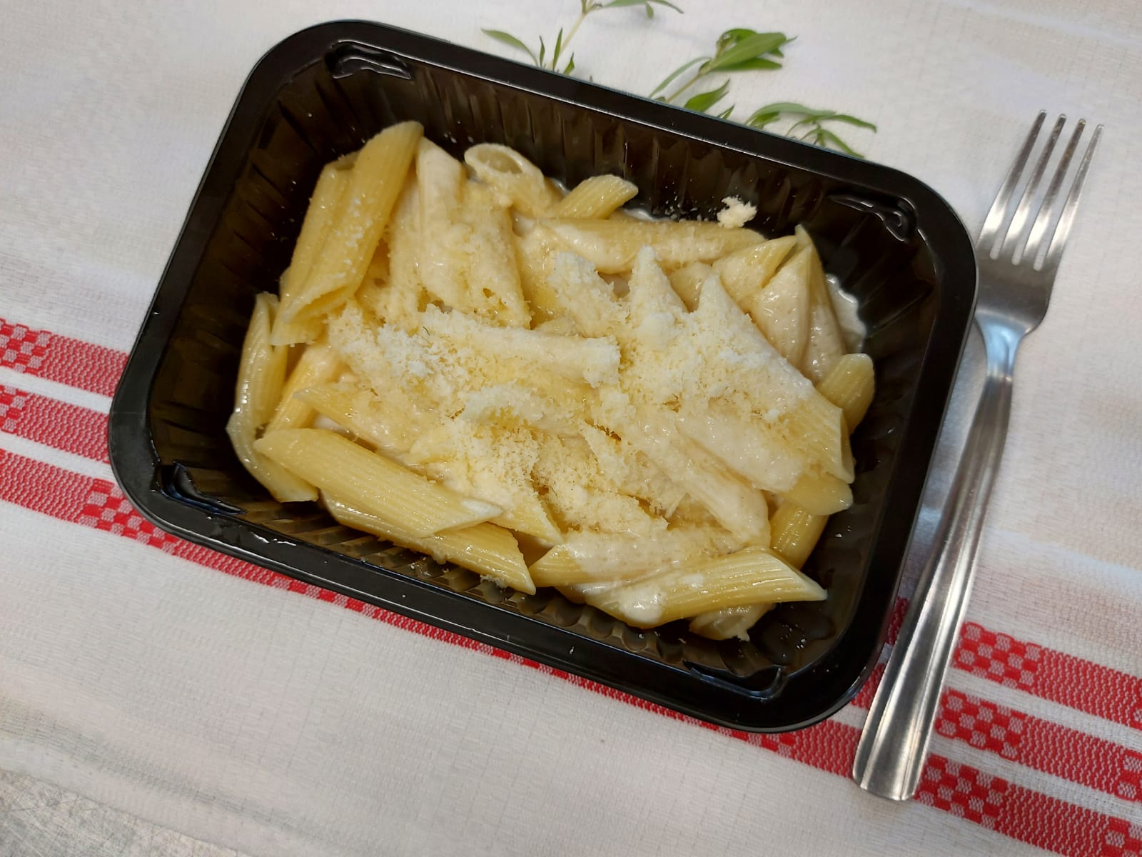 V1 - PENNE QUATRO FORMAGGI (penne, smântână vegetală, gorgonzola, parmesan, emmentaler, mozzarella) - 350 gr.