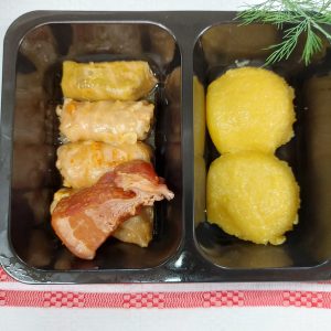 F1 - SARMALE CU MĂMĂLIGUȚĂ ȘI SMÂNTÂNĂ (carne de porc, orez, ceapa, boia, varza, malai, smantana) - 350 gr.