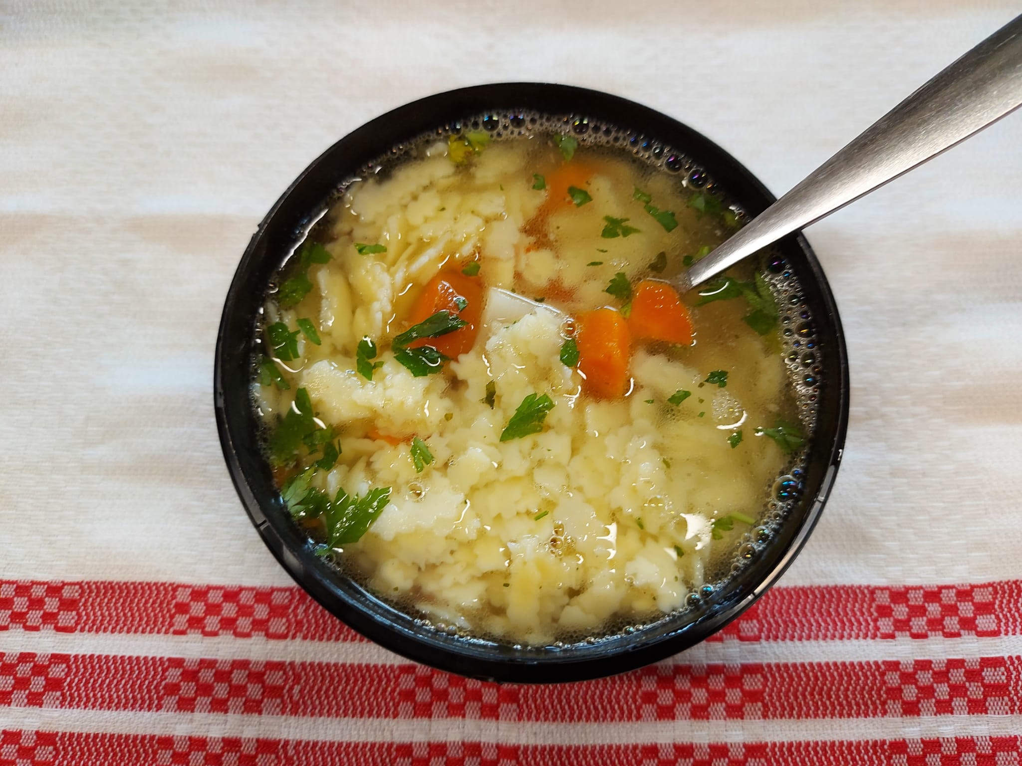 C1 - SUPĂ DE PUI CU LĂȘCUȚE (carne de pui, pătrunjel, morcovi, țelină, lășcuțe) 400 ml.