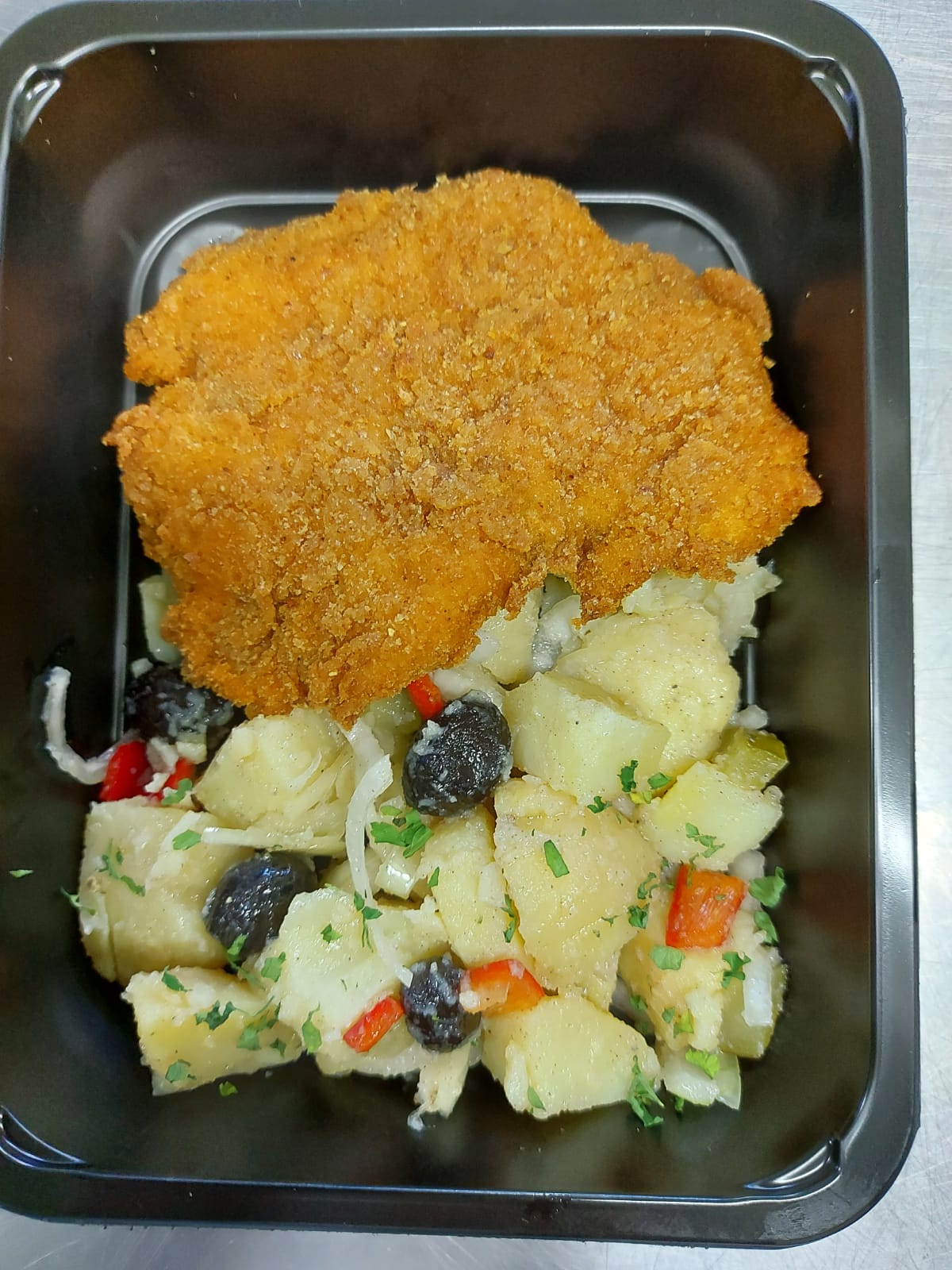 F2 - SNITEL PANE DIN PIEPT DE PUI CU SALATA ORIENTALA (piept de pui, oua, faina, pesmet,cartofi, ceapa, ardei, castraveti, masline, gogosari, ulei de masline) 350gr.