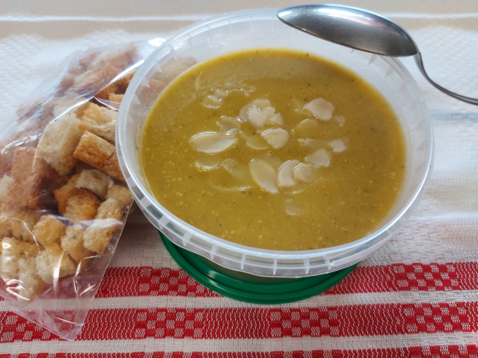 C2 - SUPĂ CREMĂ DE BROCCOLI CU MIGDALE ȘI CRUTOANE - DE POST (broccoli, ceapa,morcovi, cartofi, smantana vegetala, crutoane, fulgi de migdale, crutoane) 400ML.