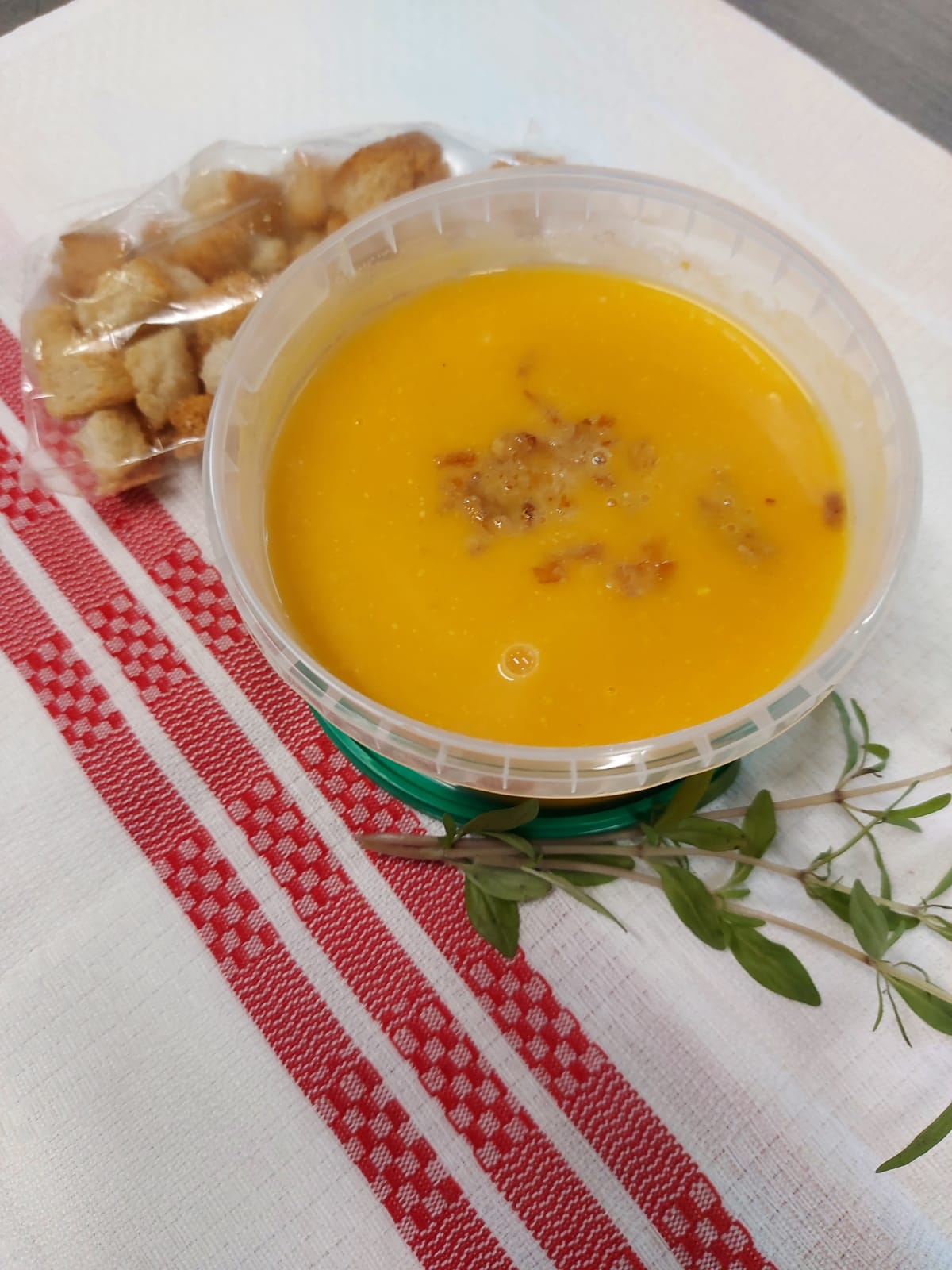 C2 - SUPĂ CREMĂ DE CARTOFI DULCI CU CEAPĂ CROCANTĂ ȘI CRUTOANE (cartofi dulci, cartofi, ceapa, praz, morcovi, smantana vegetala, ceapa crocanta, crutoane) 400 ml.