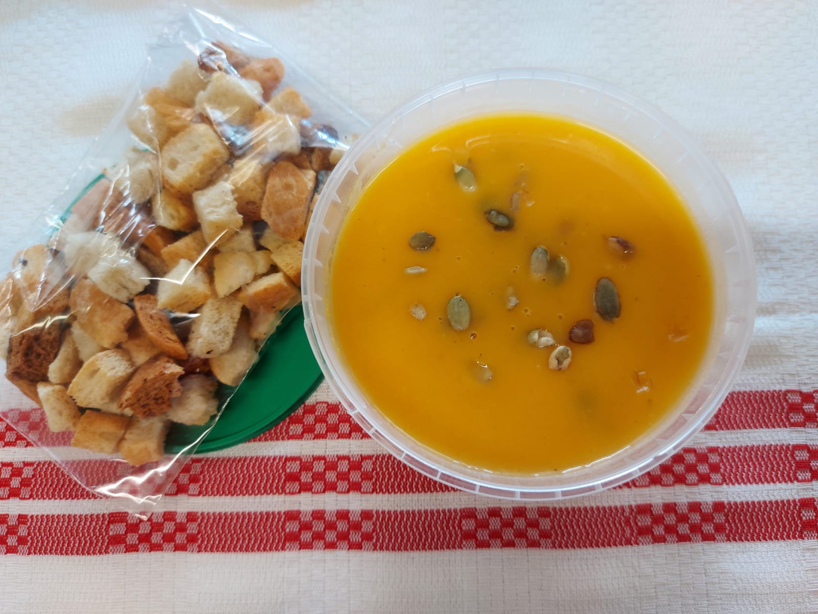 C2 - SUPĂ CREMĂ DE DOVLEAC (dovleac, ceapa, morcovi, cartofi, smantana vegetala, crutoane) 400 ml.