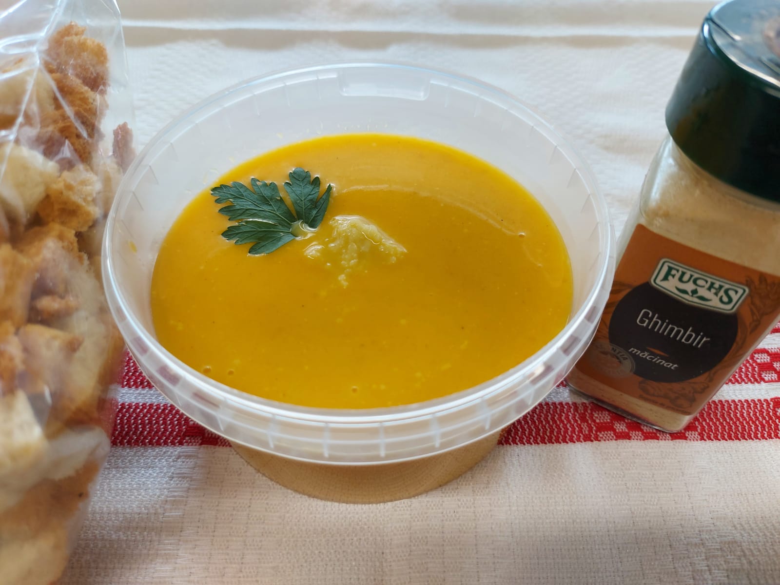 C2 - SUPA CREMA DE MORCOVI CU GHIMBIR SI CEAPA VERDE - DE POST (morcovi, cartofi, telina, smantana vegetala, ghimbir, ceapa verde, crutoane) 400ml.