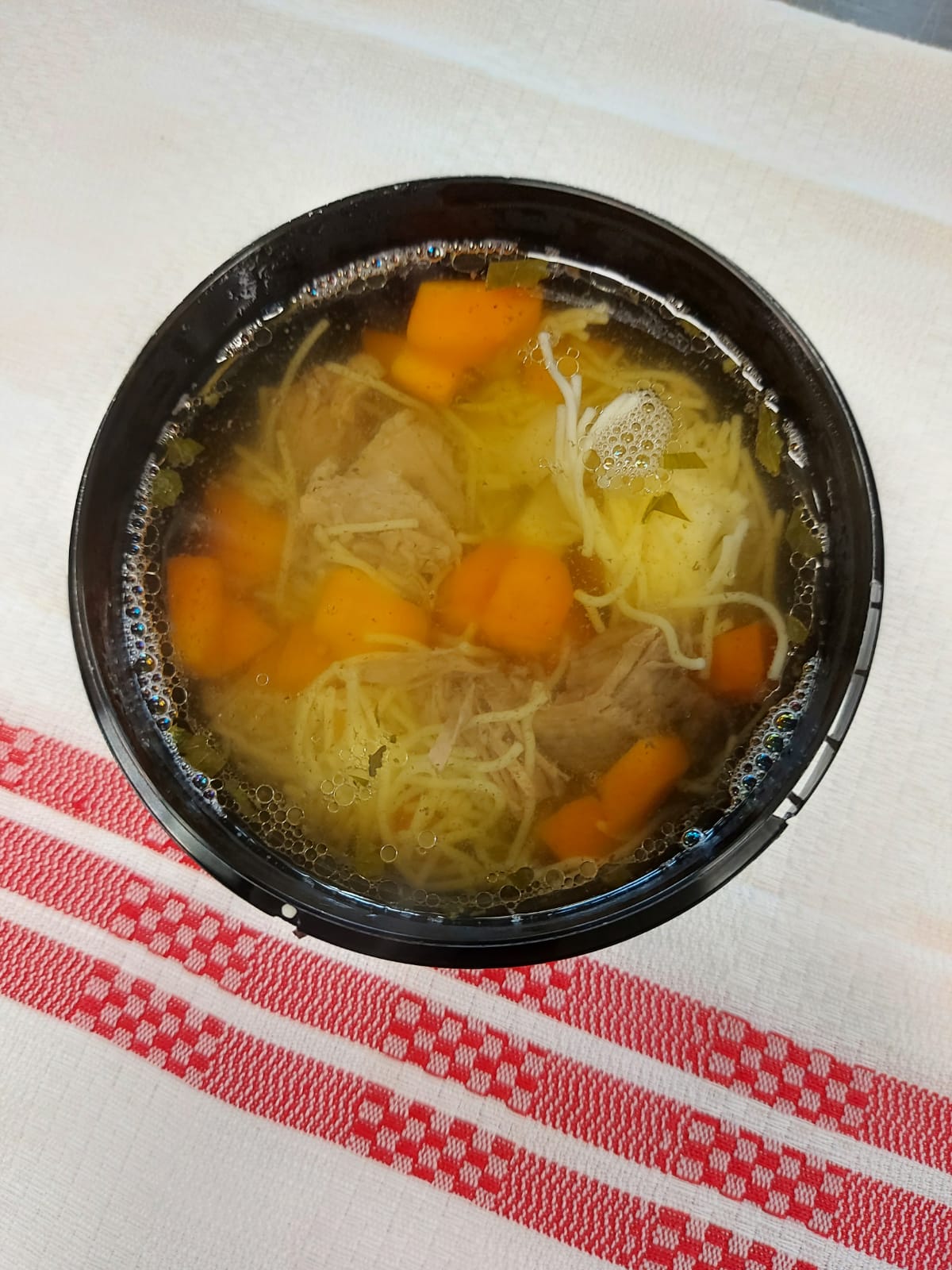 C1 - SUPĂ DE VITĂ CU TĂIEȚEI (carne de vită, morcovi, țelină, pătrunjel, tăiței) 400 ml.