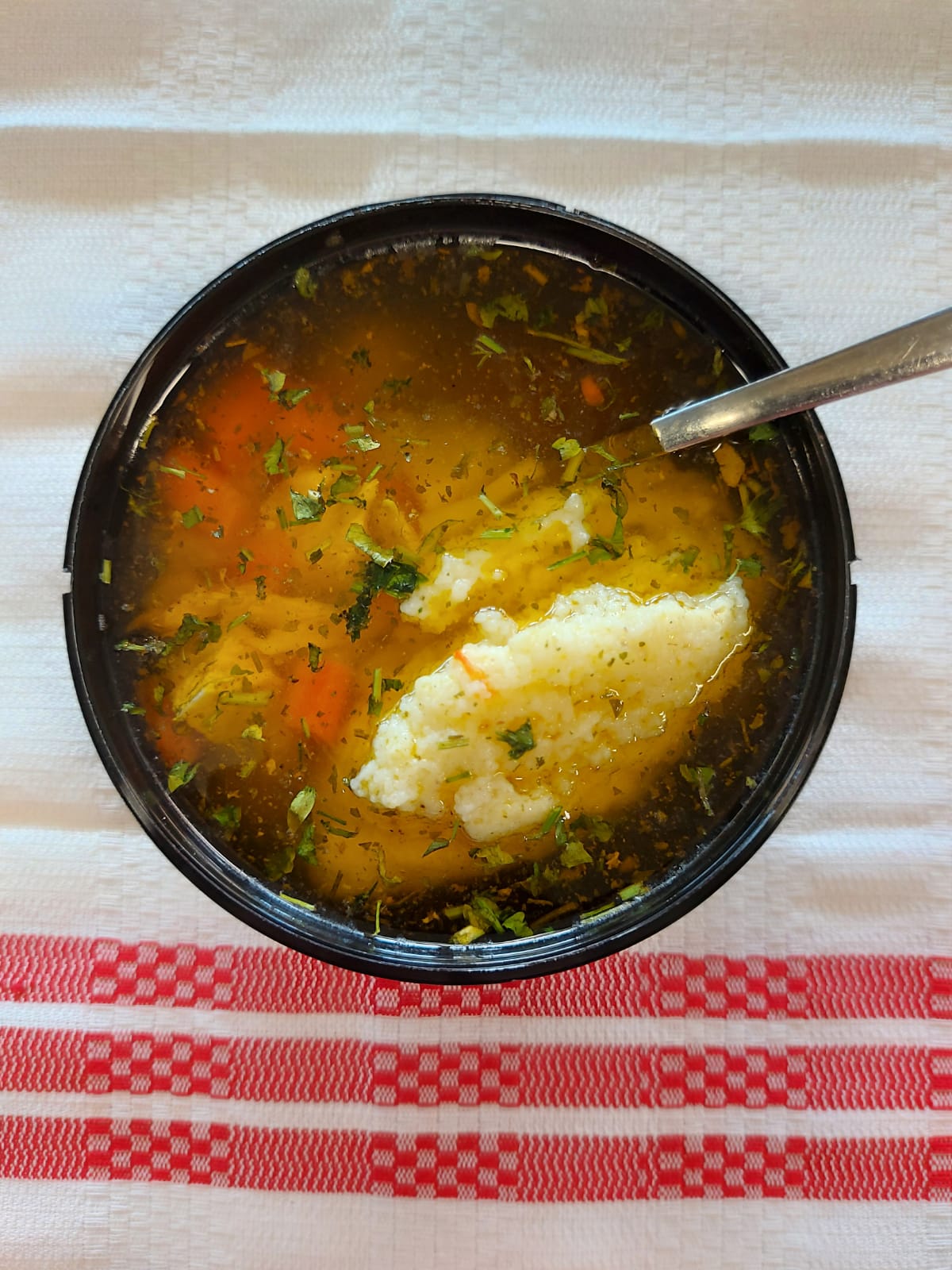 C1 - SUPĂ DE VITĂ CU GĂLUȘTE DE GRIS (carne de vita, morcovi, ardei, telina, patrunjel, pastarnac, gris, oua) - 400 ml.