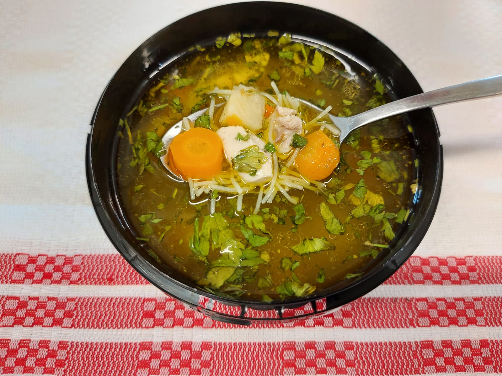 C1 - SUPĂ DE CURCAN CU TĂIEȚEI (carne de curcan, morcovi, țelină, pătrunjel, tăieței) 400 ml.