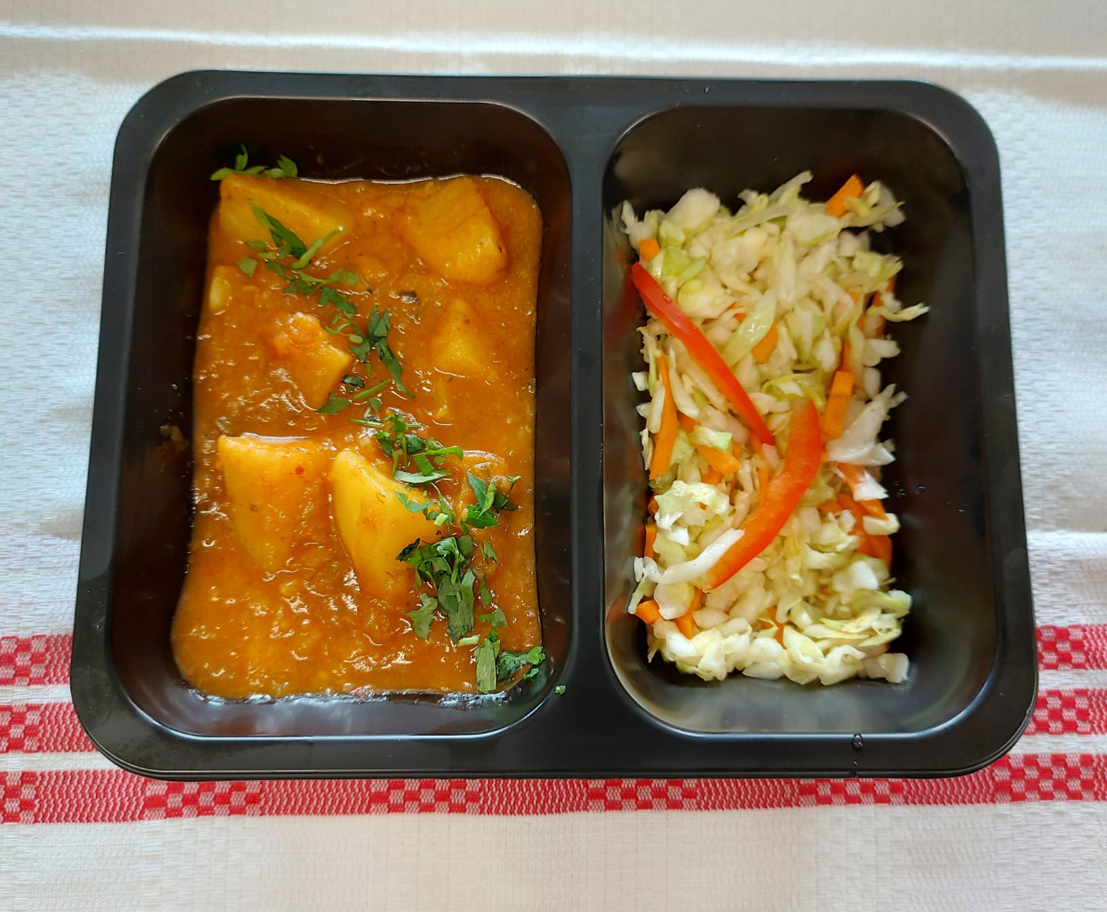 V1 - TOCĂNIȚĂ DE CARTOFI CU SALATĂ DE VARZĂ ALBĂ - DE POST (cartofi, ceapa, usturoi, ardei, boia, varza) - 400 gr.