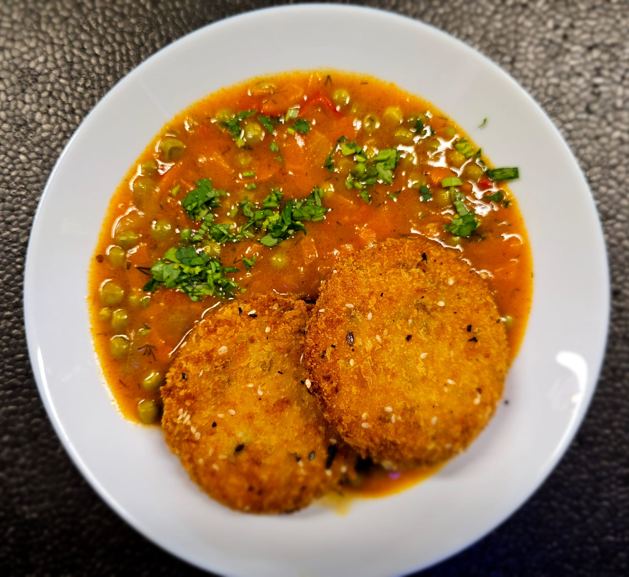 V1 - MAZĂRE SCĂZUTĂ CU ȘNIȚEL VEGETAL (mazare, soia, ceapa, morcovi, ardei, faina, smantana vegetala, pesmet) 350 gr.