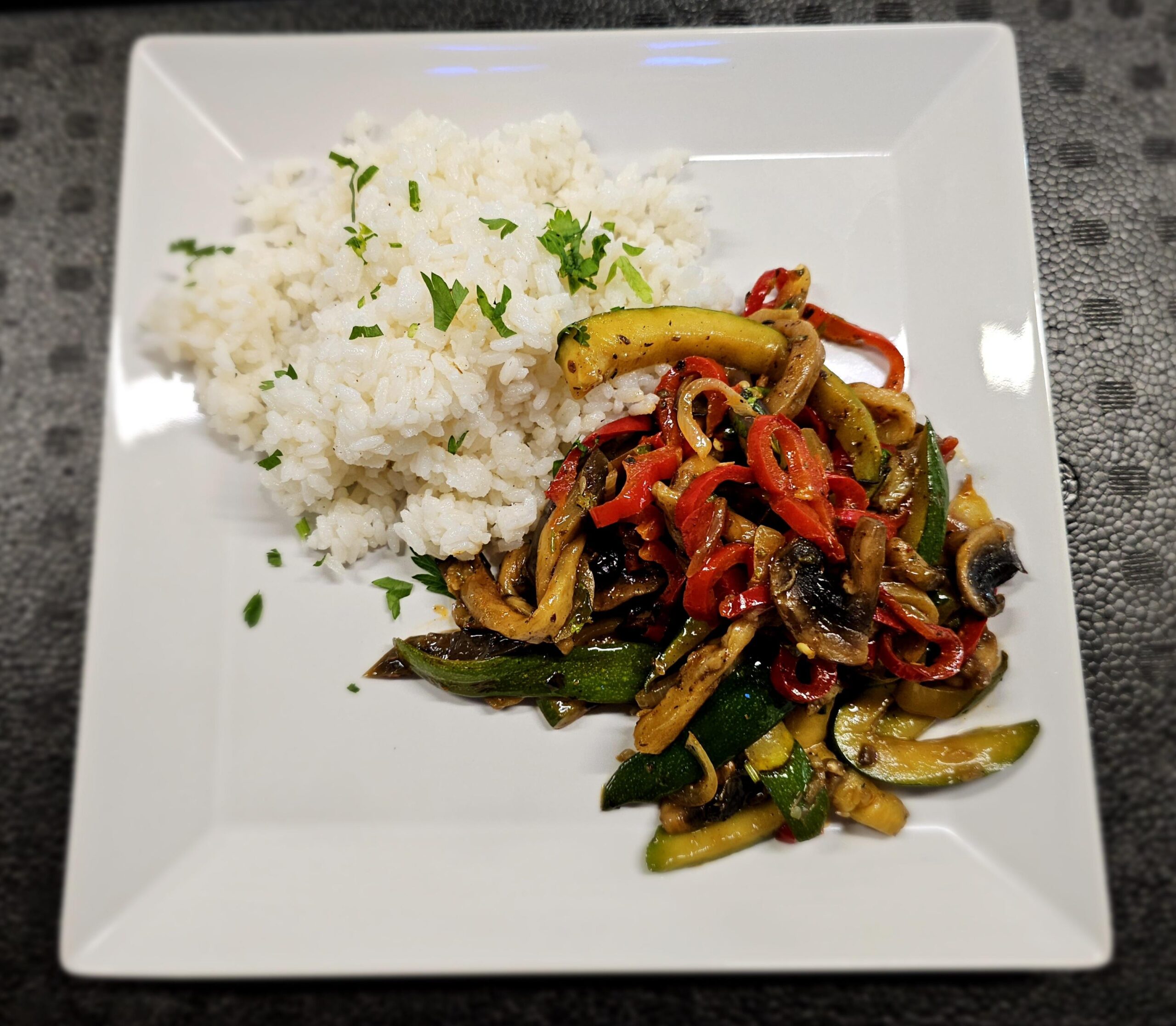 V1 - OREZ CU LEGUME LA TIGAIE - DE POST (zucchini, vinete, ciuperci, ardei, rosii, ceapa, orez, busuioc, oregano, busuioc) 350 gr.