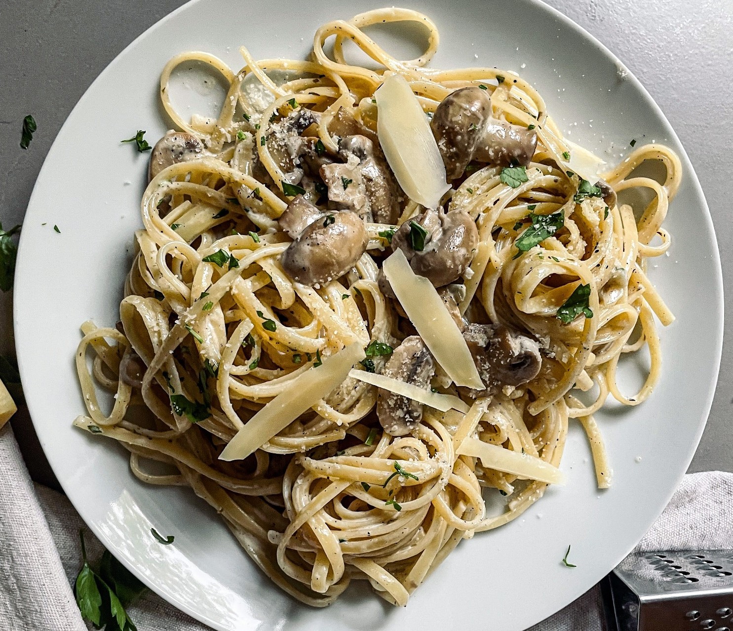 V1 - PASTE CU SOS ALB ȘI MIX DE CIUPERCI - DE POST (paste fainoase, mix de ciuperci, ceapa, smantana vegetală) - 350 gr.