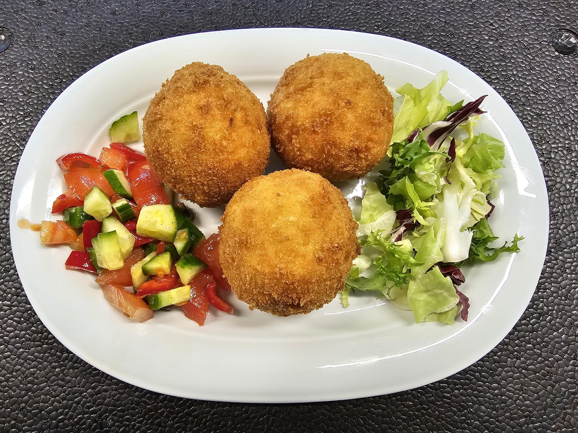 V1 - ARANCINI (GOMBOȚI DE OREZ CU CAȘCAVAL) ȘI SOTE DE MAZĂRE ȘI MORCOVI (orez basmati, unt, parmesan, pesmet, oua, branzeturi, mazăre, morcovi) 350 gr.