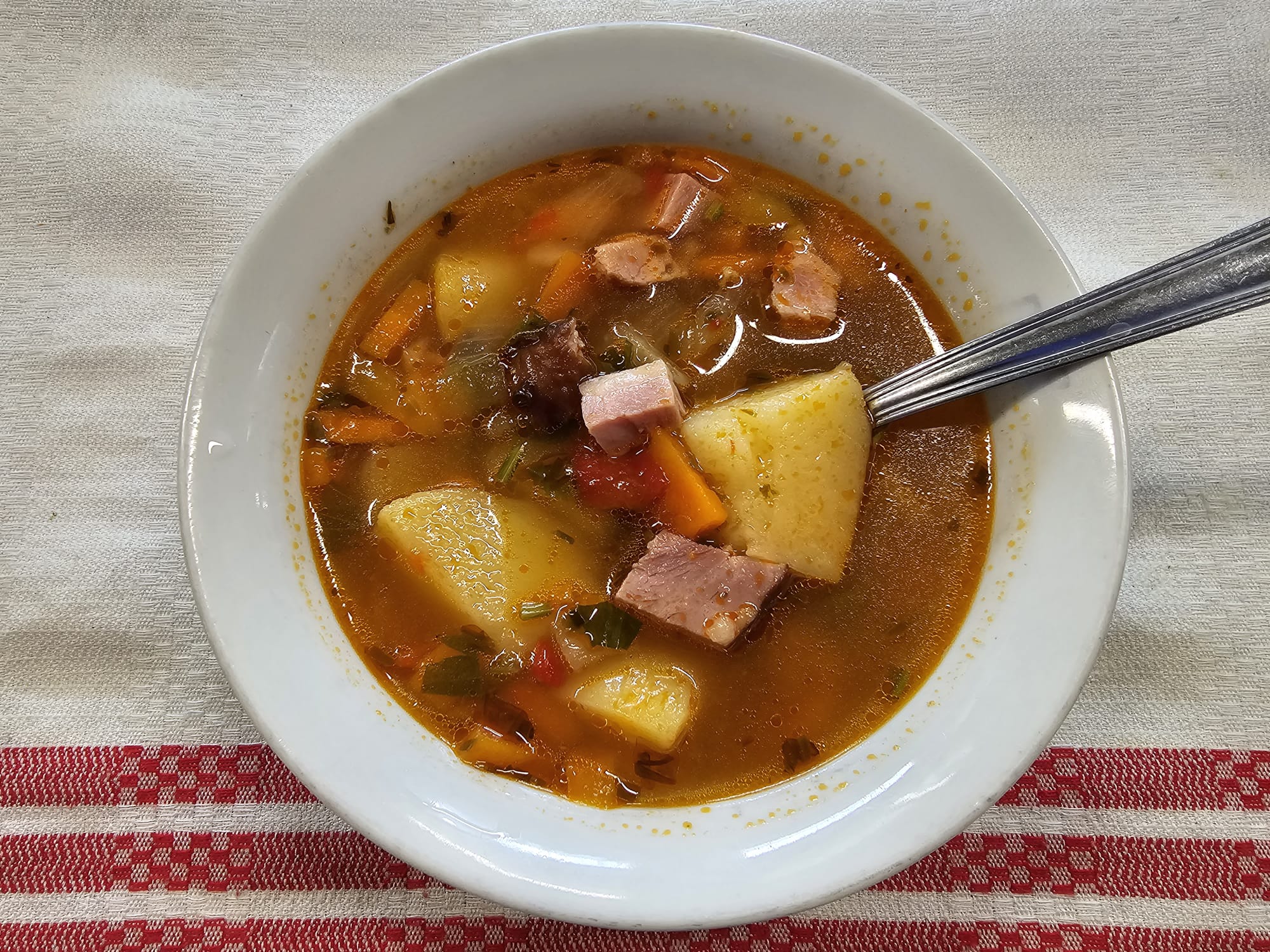 C2 - CIORBĂ DE CARTOFI CU CARNE DE PORC ȘI LEUȘTEAN (carne de porc, ceapa, cartofi, rosii, morcovi, telina, patrunjel, leustean) 400 ml.