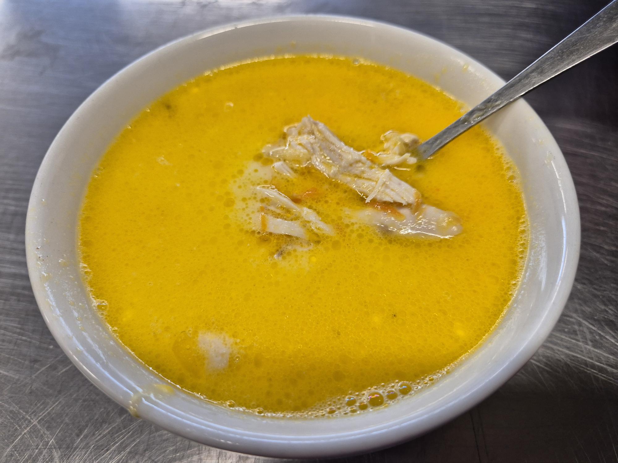 C1 - CIORBĂ RĂDĂUȚEANĂ DE PUI (carne de pui, ardei, țelină, ceapă, pătrunjel, smântână, ou, oțet) - 400 ml.