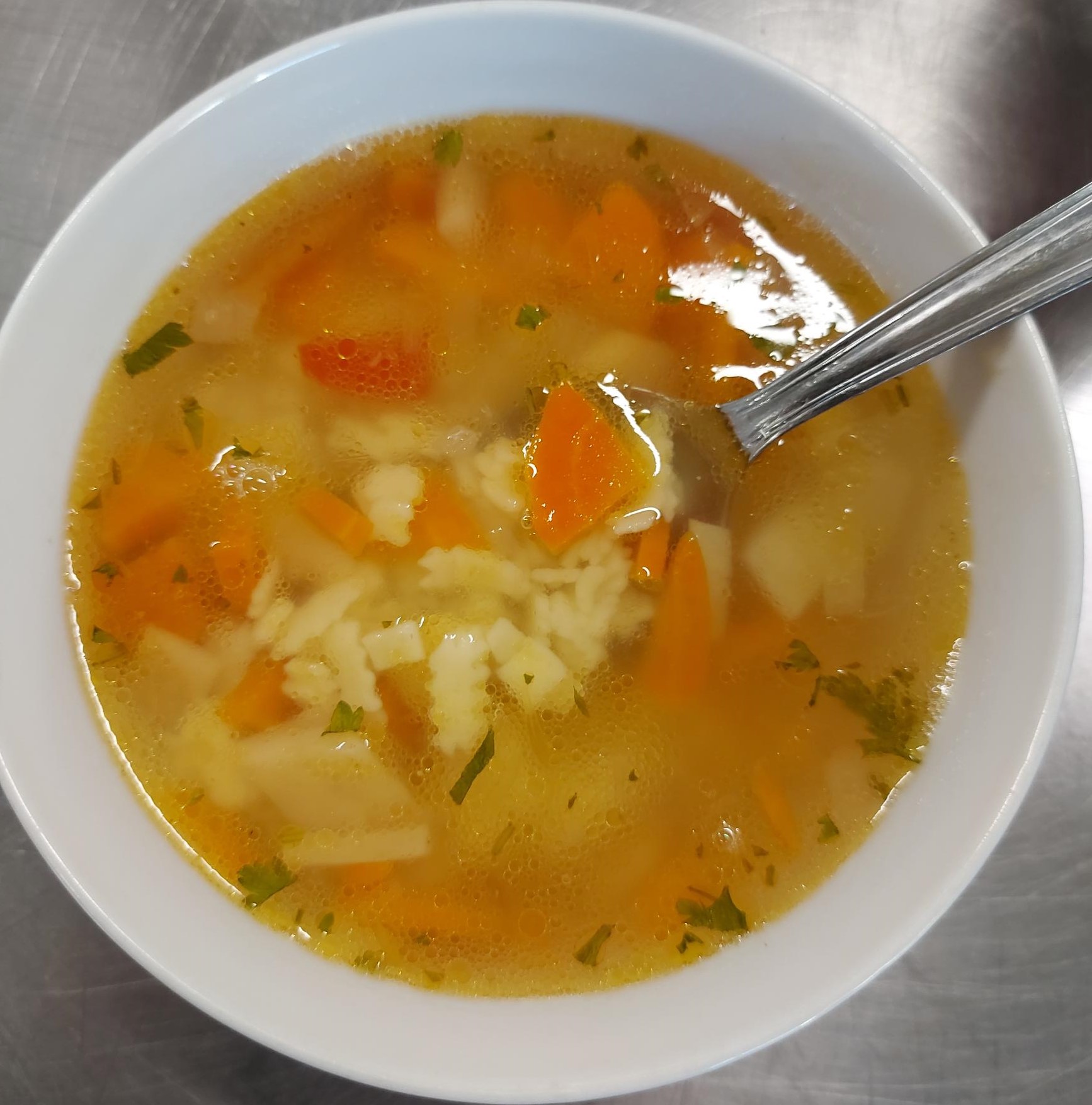 C2 - SUPĂ CLARĂ DE LEGUME CU LĂȘCUȚE (morcovi, țelină, păstârnac, lășcuțe) - 400 ml.