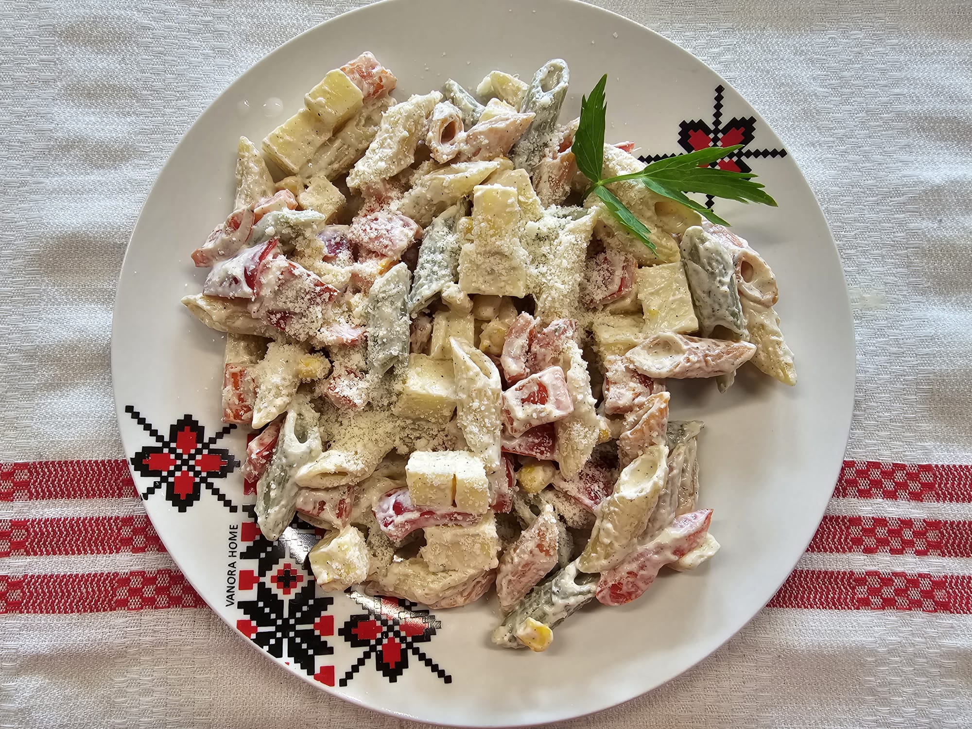 F2 - PENNE TRICOLORE CU PIEPT DE PUI ÎN SOS ALFREDO (piept de pui, unt, smantana, parmezan, mozzarella, usturoi, penne) - 350 gr