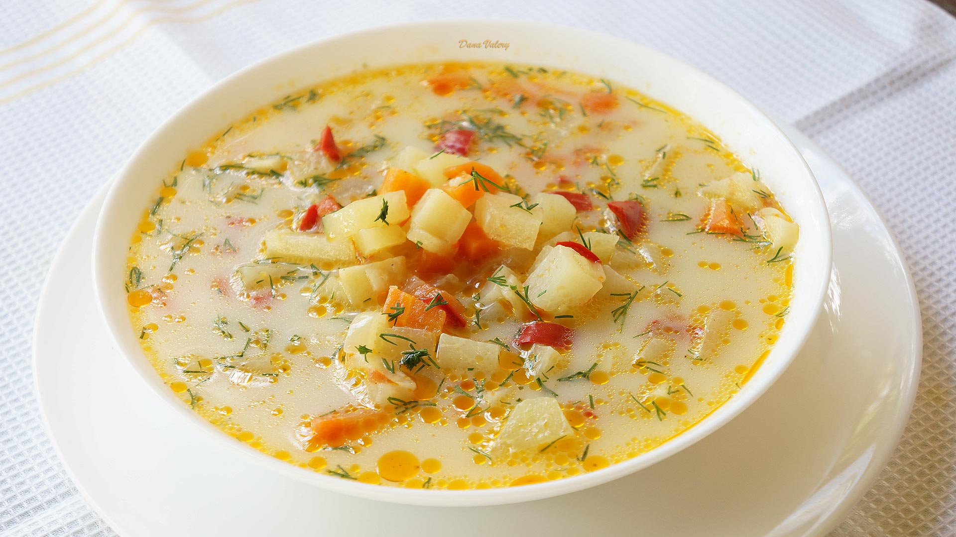 C2 - CIORBĂ ARDELENEASCĂ CU CARNE DE PUI ȘI GULII (carne de pui, gulii, morcovi, pătrunjel, smântână, ou, țelină, ardei) - 400ml.