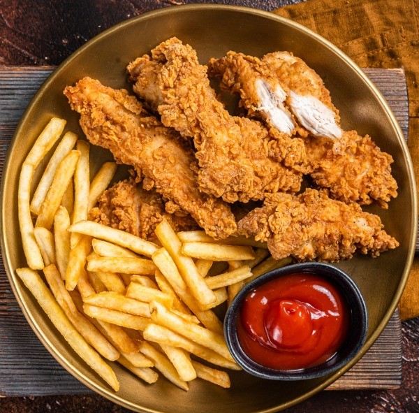 F2 - MIX CRISPY DIN COPĂNELE ȘI ARIPIOARE DE PUI CU CARTOFI WEDGES LA CUPTOR (pulpe inferioare și aripioare de pui, făină, pesmet, ouă, cartofi wedges) 350 gr.