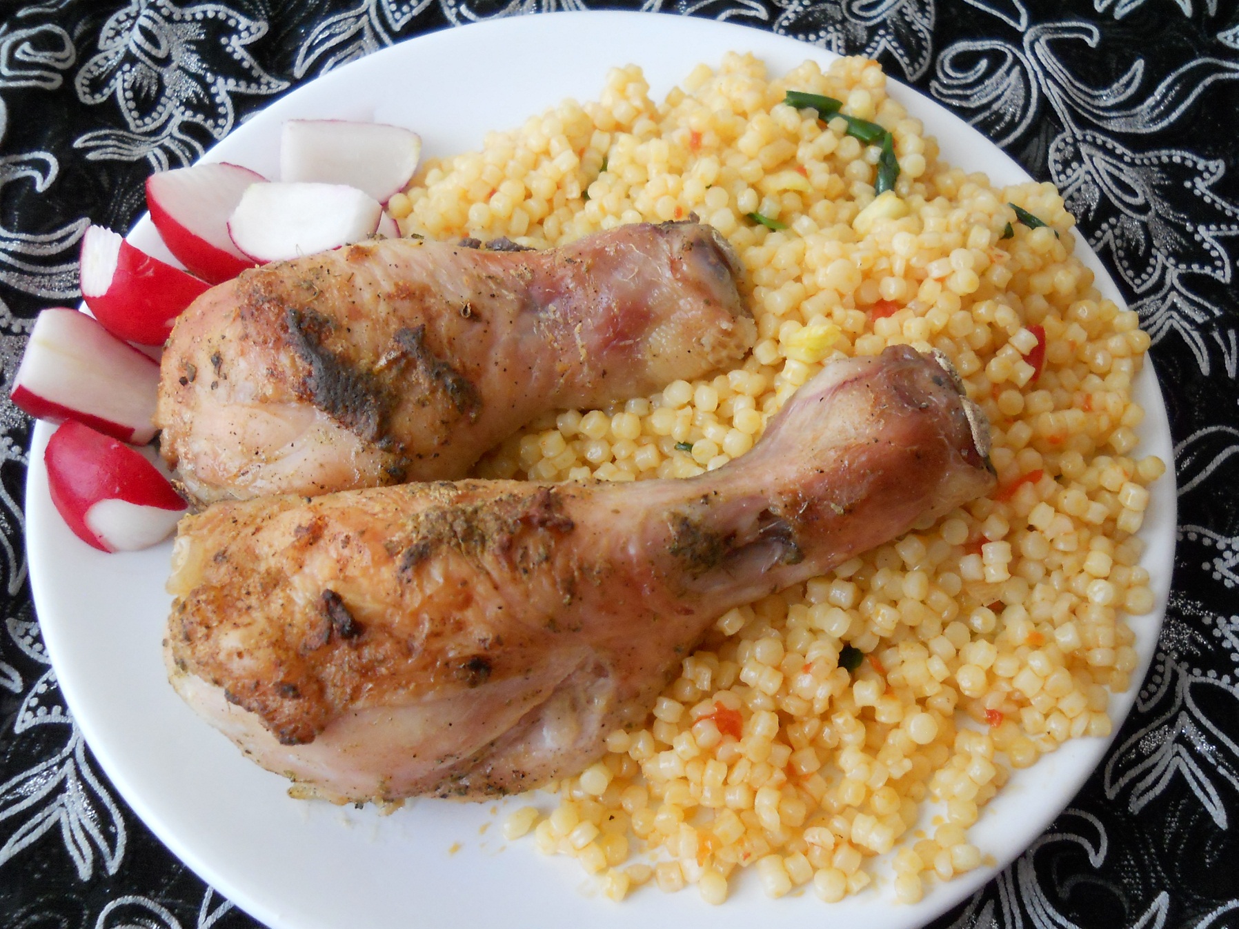 F2 - PULPE DE PUI ÎN SOS DE CEAPĂ CU COUȘ-COUȘ (pulpe de pui inferioare, couscous, morcovi, ceapa) 350gr.