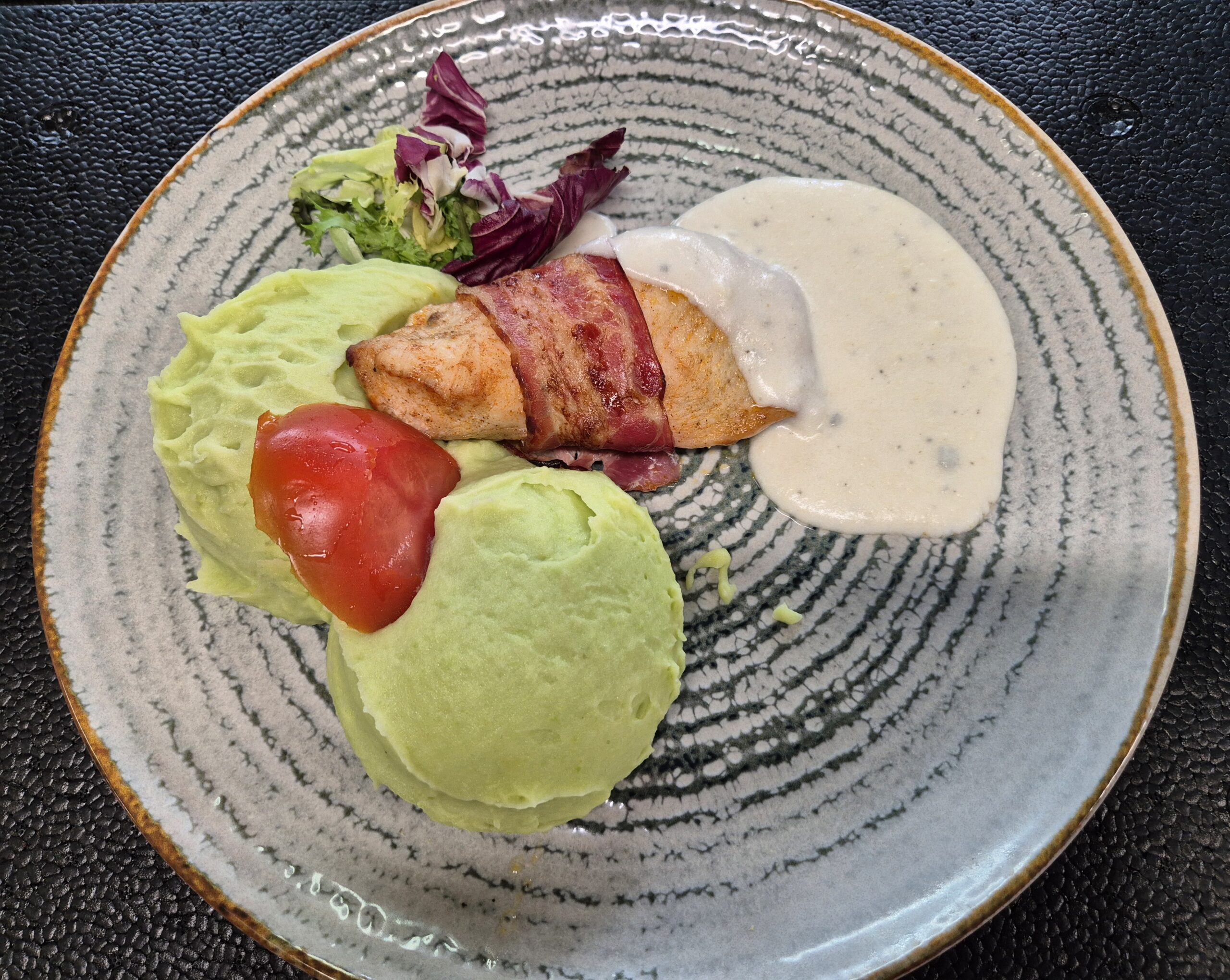 F2 - PIEPT DE PUI RULAT ÎN BACON ȘI PIURE DE CARTOFI CU MAZĂRE ȘI SOS DE BRÂNZETURI (carne de pui, bacon, branzeturi, smantana, mazare,cartofi,lapte,unt, turmeric ) 350 gr.