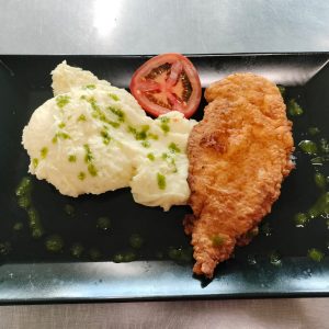 F2 - ȘNIȚEL PARIZIAN DIN PIEPT DE PUI CU PIURE DE CARTOFI (piept de pui, ouă, făină, cartofi, lapte, unt) - 350 gr.