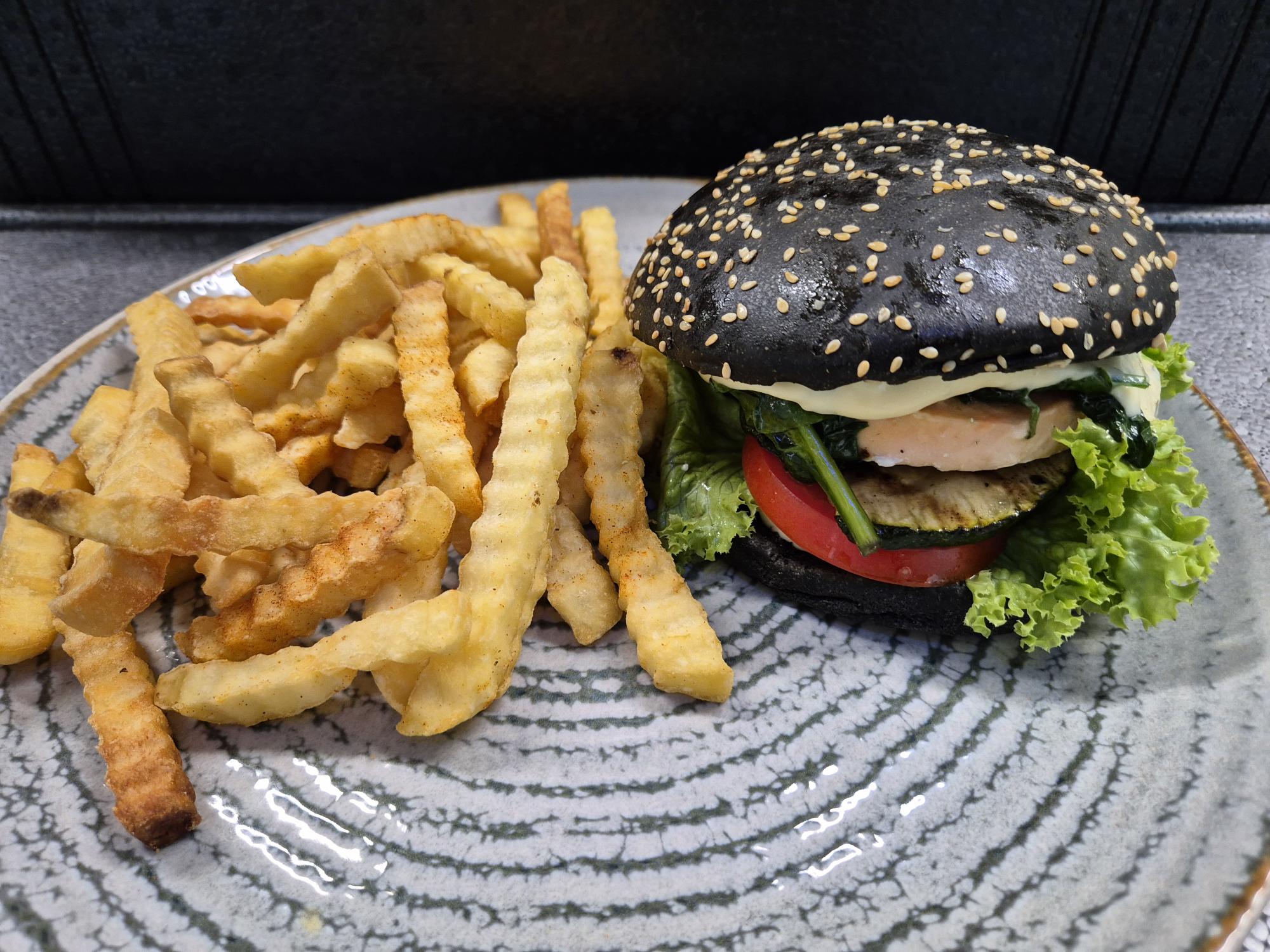 F3 - BURGER DE SOMON CU AVOCADO, ZUCCHINI SI RONDELE DE CARTOFI (somon, avocado, zucchini, spanac, maioneza, mustar, lamaie, tarhon, capere, busuioc, usturoi, cartofi, chifla black) 400 gr.