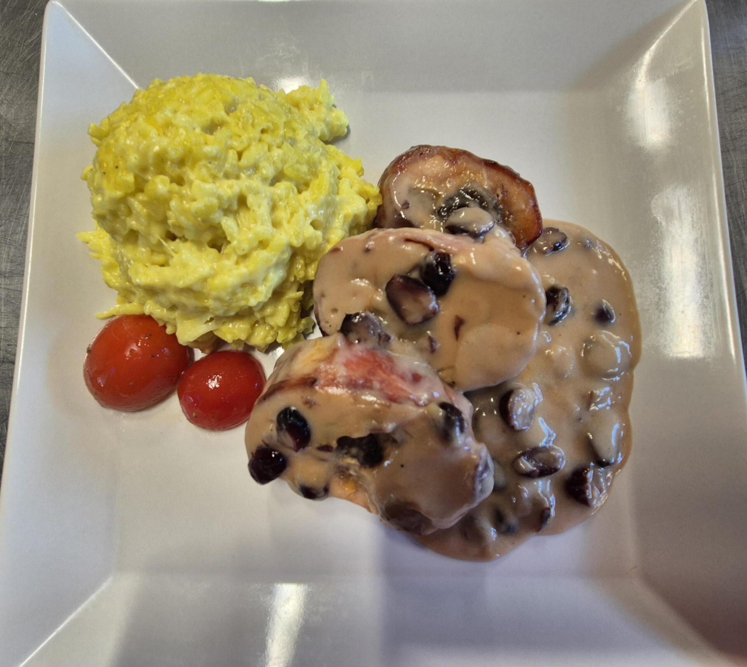 F3 - RULADA DIN PIEPT DE CURCAN UMPLUT CU MANGO, PRUNE CONFIATE ȘI RISOTTO MILANEZ (piept de curcan, carne de pui, branzeturi, mango, prune, orez Arborio, parmesan, vin) 350 gr.