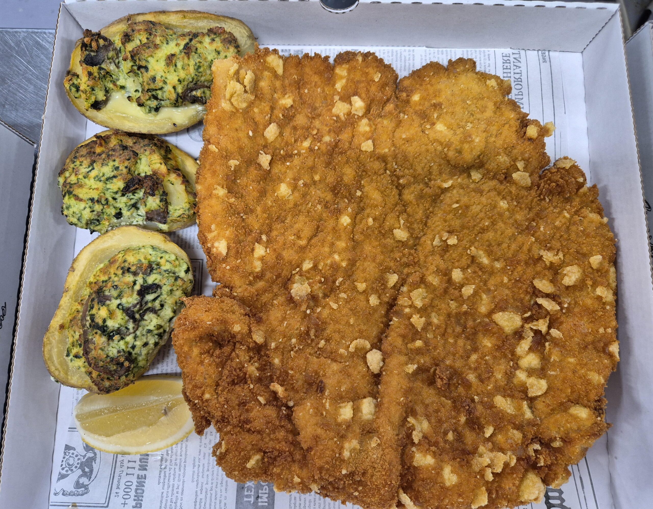 F3 - ȘNIȚEL CRISPY DIN PIEPT DE CURCAN CU CARTOFI UMPLUȚI ȘI SALATĂ DE ARDEI COPȚI (piept de curcan, ou, făină, fulgi de porumb, cartofi, ricotta, spanac, ciuperci, ardei) 450 gr.