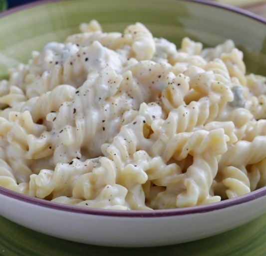 V1 - FUSILLI QUATTRO FORMAGI (fusilli, parmezan, mozzarela, ementaller, gorgonzola, smantana, nucsoara) 350 gr.