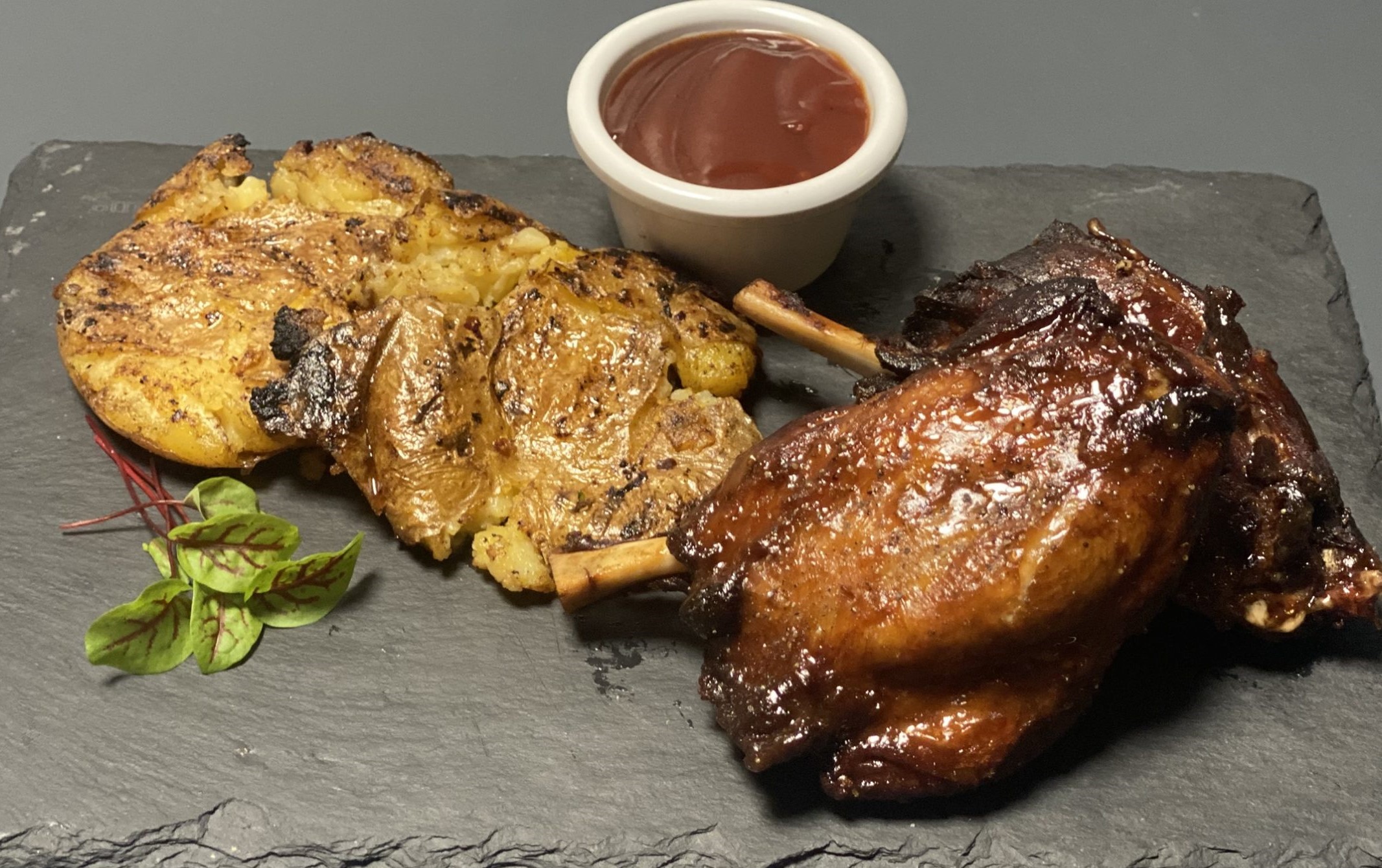 F1 - ARIPIOARĂ DE PORC CU SOS BBQ ȘI CARTOFI AURII (aripioara porc, cartofi, sos BBQ) 350 gr.