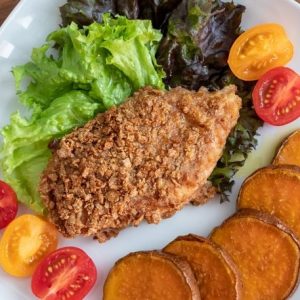 F2 - ȘNIȚEL CRISPY DIN PIEPT DE PUI CU CARTOFI DULCI LA CUPTOR (piept de pui, făină, ou, fulgi de porumb, cartofi dulci) - 350 gr.