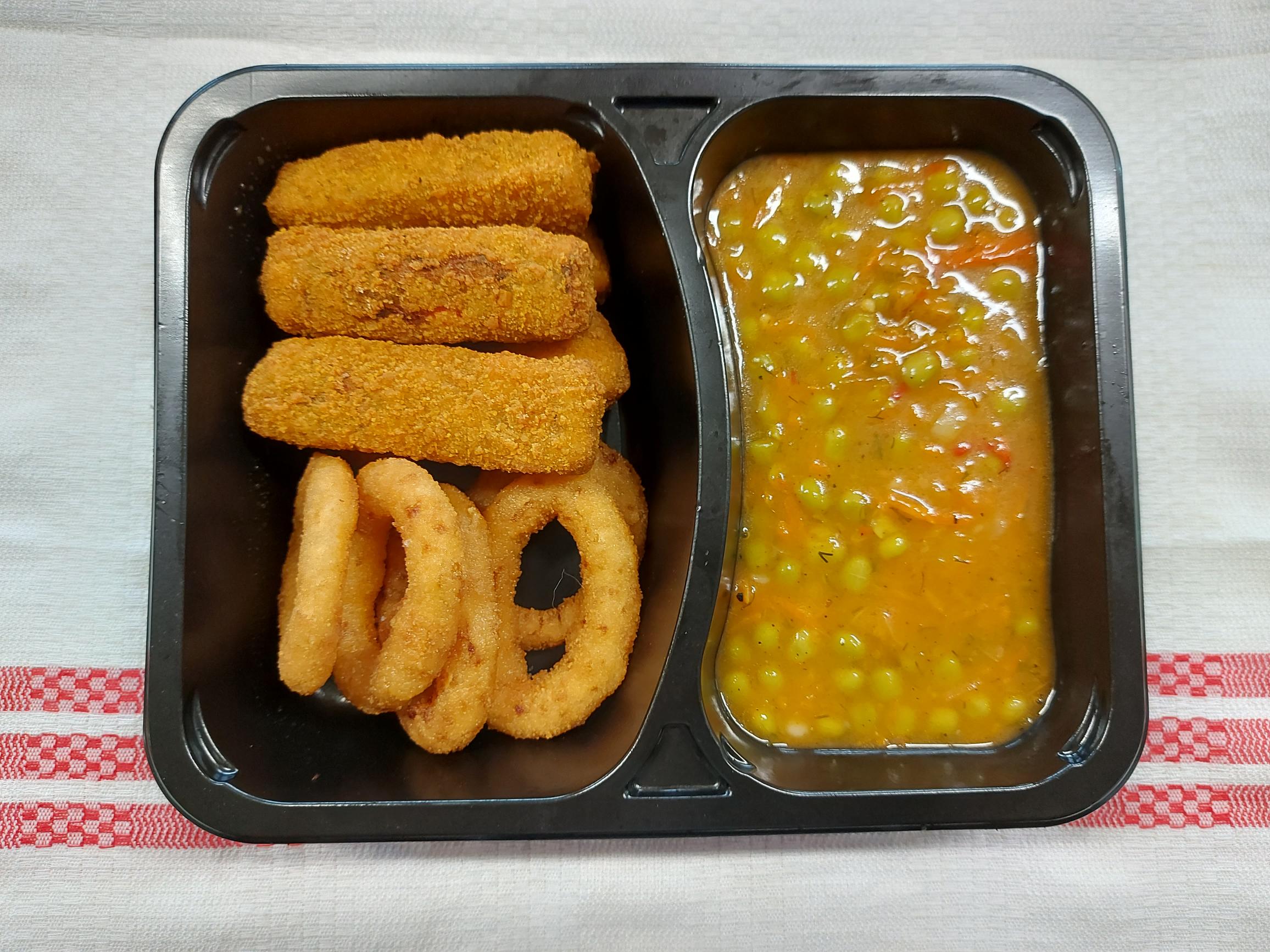 V1 - CROCHETE DE CARTOFI CU INELE DE CEAPĂ PANE ȘI MAZĂRE SCĂZUTĂ (mazăre, morcovi, cartofi, ceapă, pesmet, făină, lapte) 350gr.