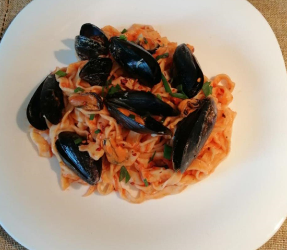 F3 - TAGLIATELLE CU MIDII ȘI SOS MEDITERANEAN (tagliatelle, midii, ierburi de Provence, măsline, roșii) 350 gr.