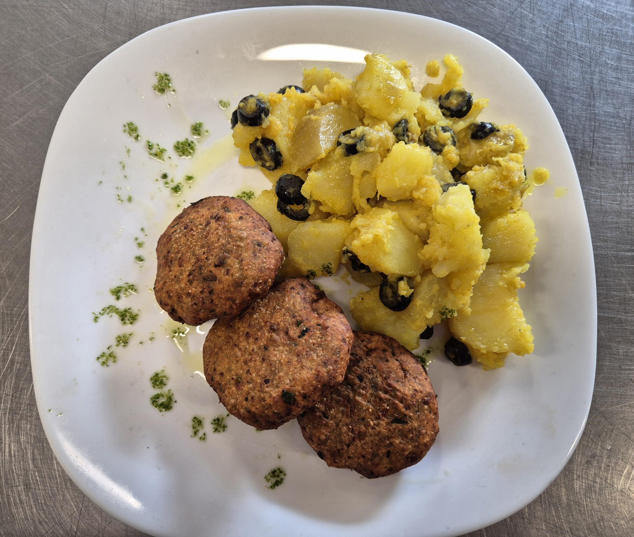 V1 - FALAFEL ȘI CARTOFI CU UNT, TURMENIC ȘI MĂSLINE (naut, ceapa, coriandru, patrunjel, cartofi, unt, masline, turmenic) 350 gr.