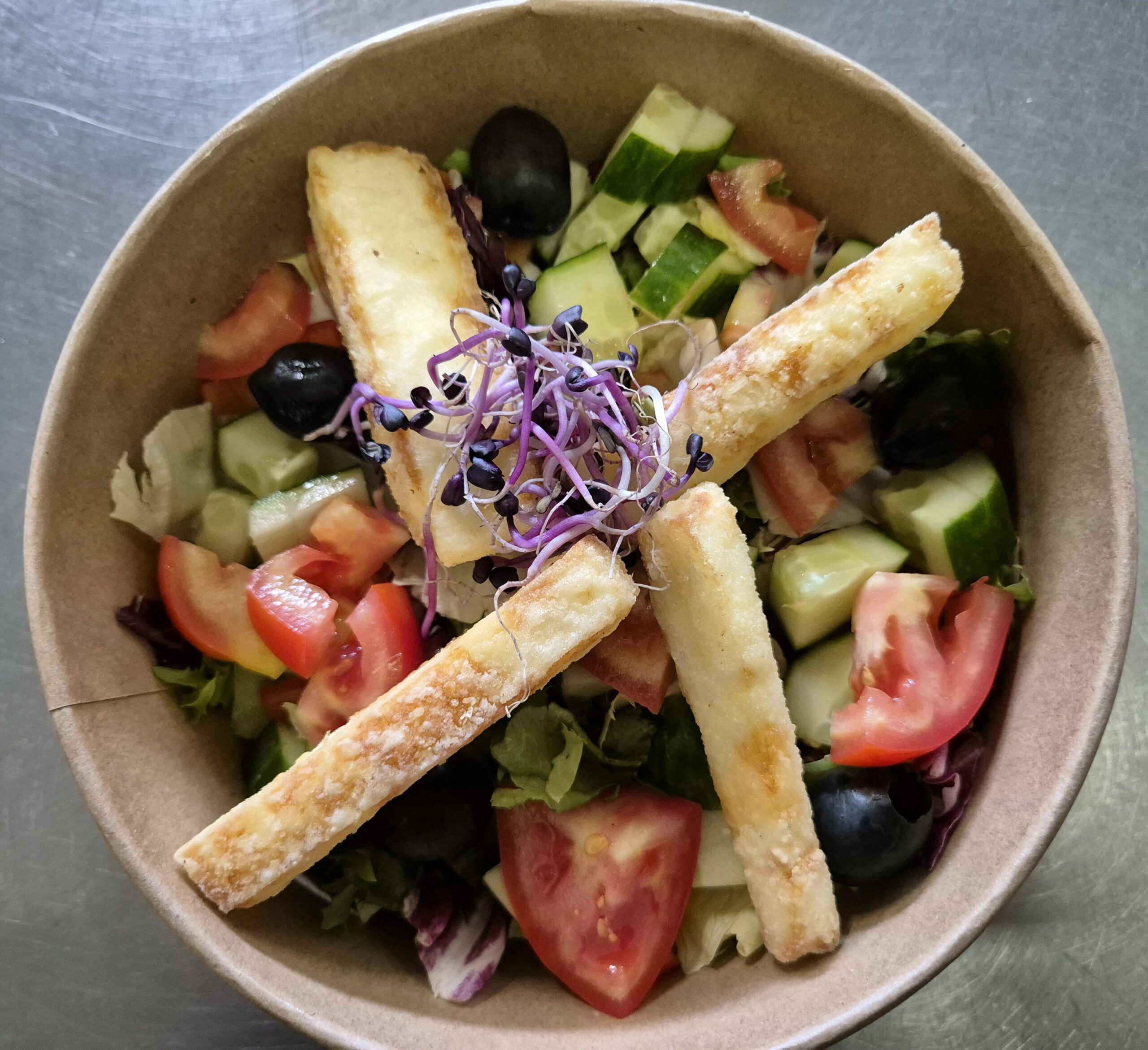 V1 - POKE BOWL CU HALLOUMI (mix de salate, halloumi, roșii, castraveți, măsline, dressing) 350 gr.