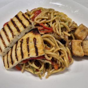 V1 - NOODLES CU LEGUME ȘI INELE DE CAȘCAVAL (noodles, dovlecel, ardei, ceapă, vinete, cascaval, panko, sos soia) - 350 gr.