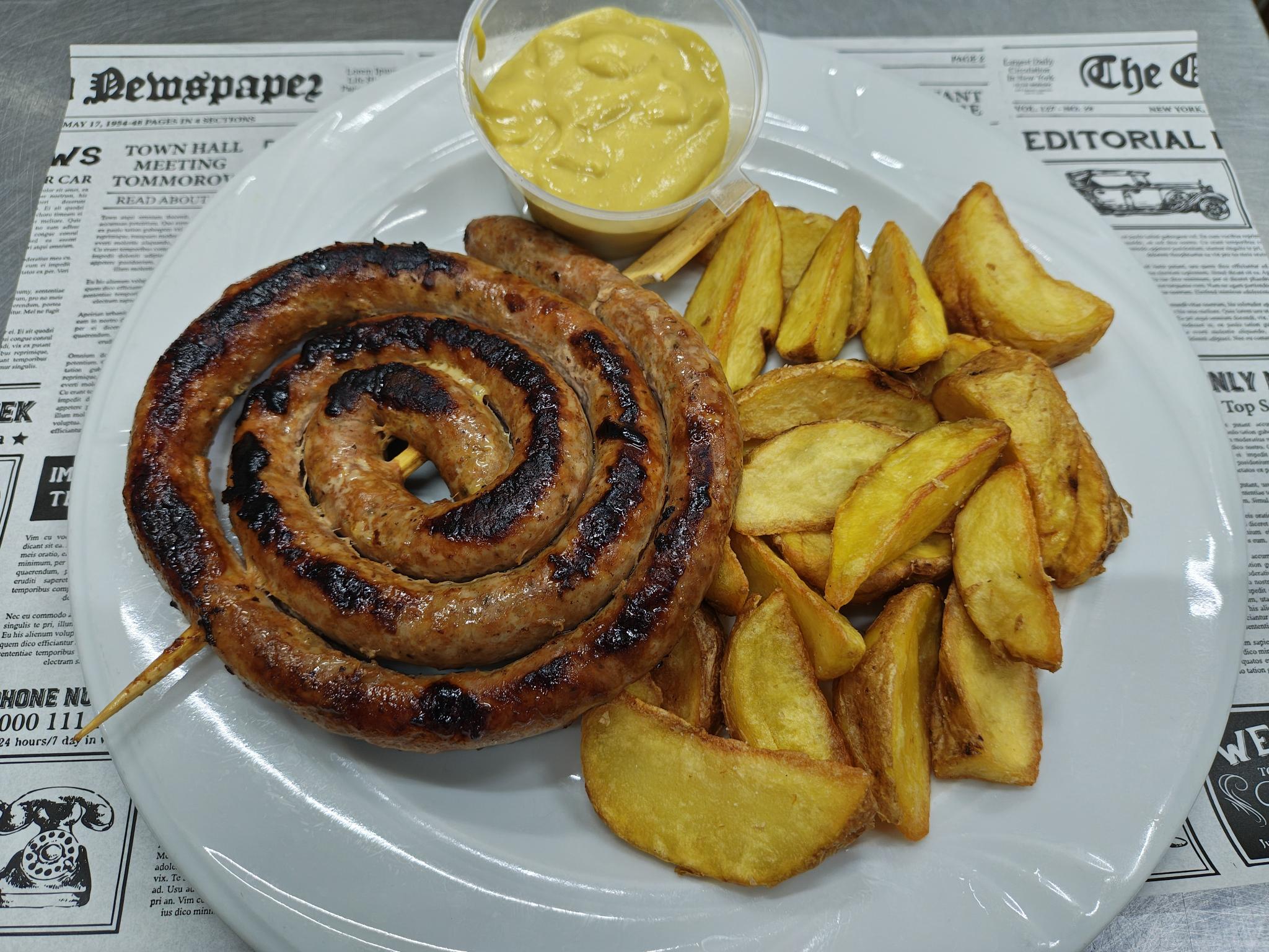 F1 – CÂRNĂCIORI LA GRĂTAR CU CARTOFI AURII ȘI SOS DE MUȘTAR (carnati de porc, cartofi, muștar) – 350 gr.