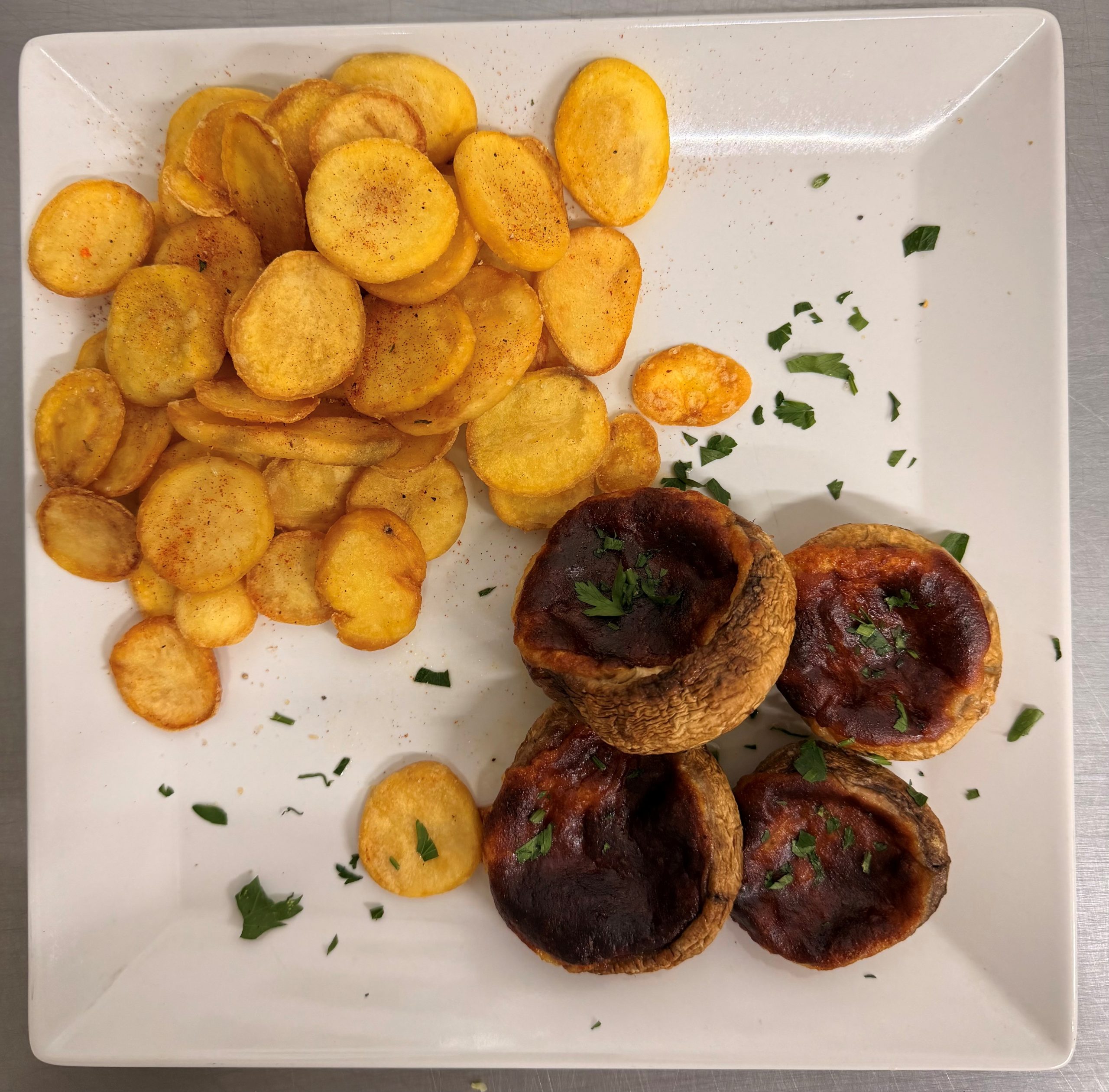 V1 – CIUPERCI UMPLUTE CU BRÂNZĂ DE BURDUF ȘI RONDELE DE CARTOFI (ciuperci, branza de burduf, cartofi) – 350 gr.